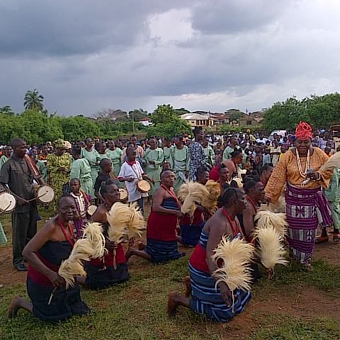 Yeyeowa Olori Oba Sunday Adewumi appreciating the Oloris displaying during the 2015 Igogo Day and Cultural Fiesta