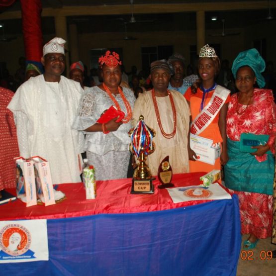 Kabiyesi, Yeyeowa Olori Oba Adewumi Okinbaloye I, Yeyeowa Olori Oba Bamiteko Orimogunje II with some Chiefs at a 2016 beauty pageant event