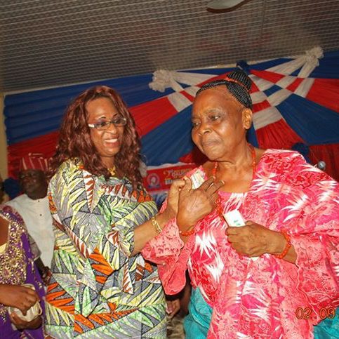 Yeyeowa Olori Marcelino Bamiteko Oba Orimogunje II being appreciated by the President of Igogo Daughters Association, Princess Olufunmilayo Adeniyi